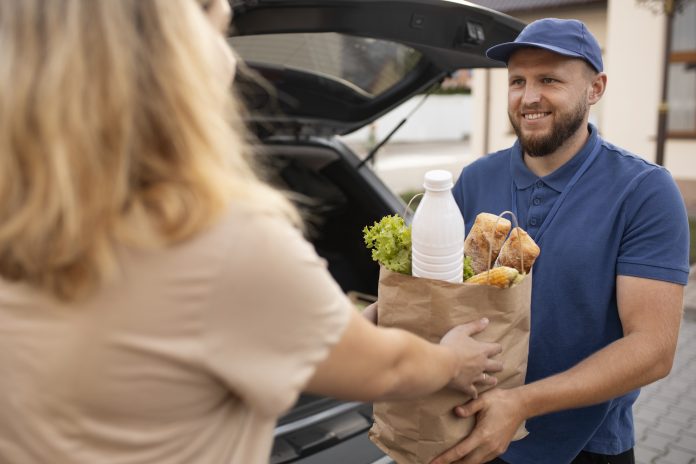 courier-delivering-groceries-home (1)