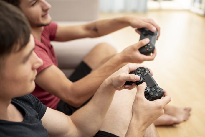 close-up-friends-playing-together