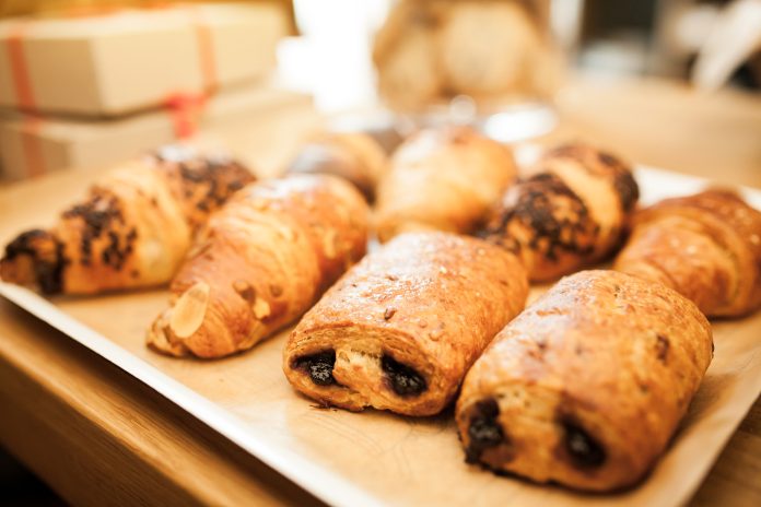 view-breakfast-black-background-croissant